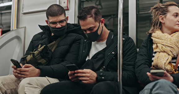 通勤时的人、智能手机和口罩，用于旅行、谈