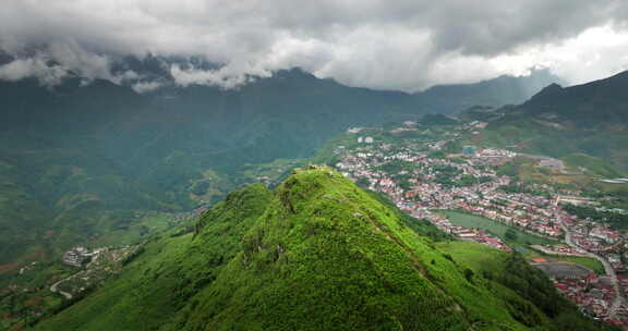 风景优美的火腿荣龙形山耸立在旅游萨帕镇之