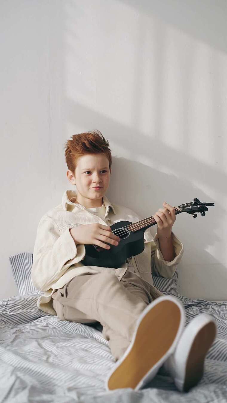 男孩练习尤克里里