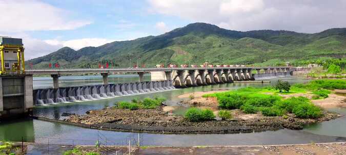 大山里的水坝