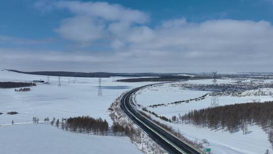 早春风雪穿越大兴安岭林区的高速公路