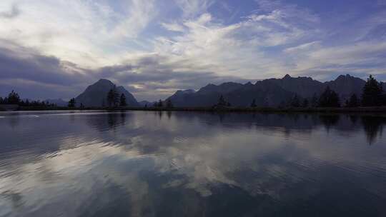 群山倒映在湖泊里