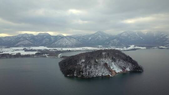 日本北海道屈斜路湖冬季雪景航拍风光