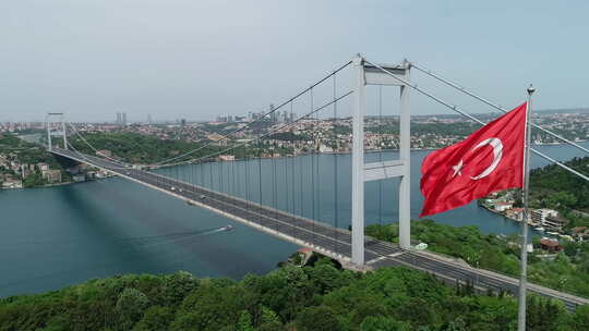 大桥和土耳其国旗的鸟瞰图