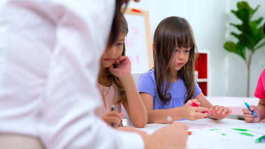 幼儿园，孩子在课堂上快乐学习。孩子和老师