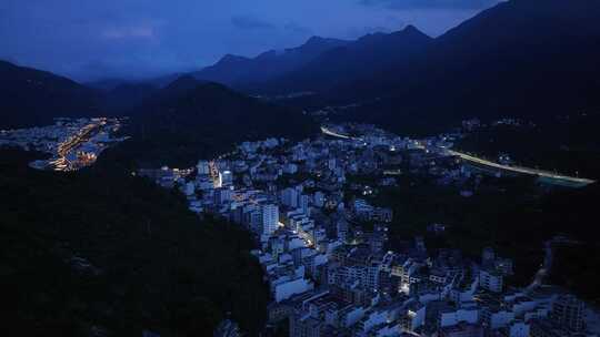 航拍广东茂名信宜钱排镇群山环绕的城镇夜景