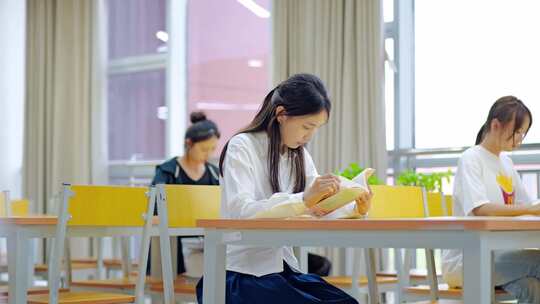学生在图书馆看书学习场景