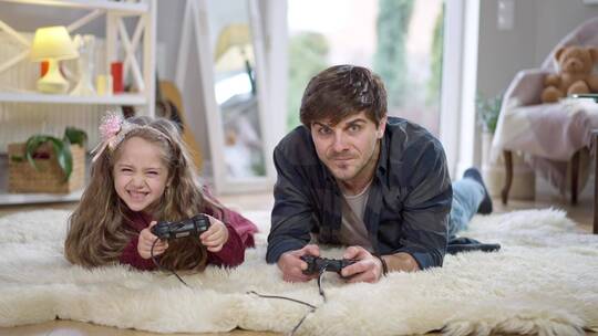 父亲和女儿在家玩游戏视频素材模板下载