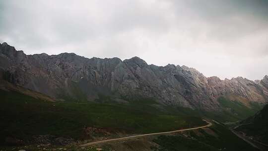 扎尕那草原云雾山峰公路