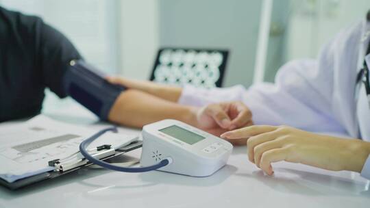 医院号脉 量血压 测血压 填 表格 医院视频素材模板下载