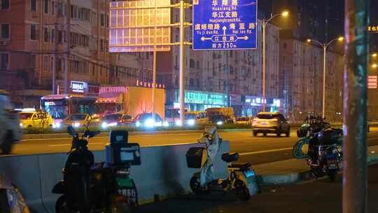 城市下班高峰期夜晚夜景交通汽车车辆车流人