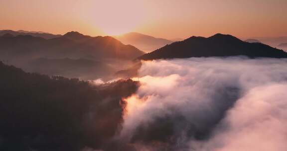 航拍山上日出云海