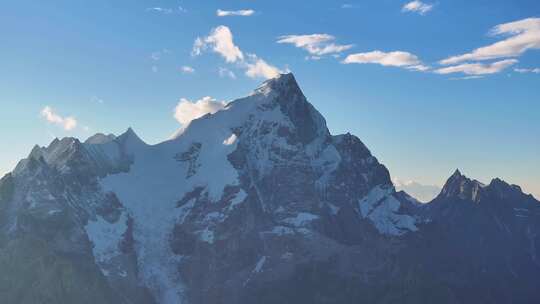 航拍四川甘孜贡嘎山卫峰爱德嘉峰雪山风光