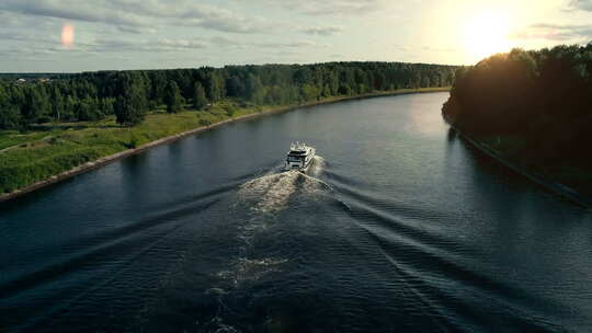 一艘摩托艇漂浮在河上，走向日落