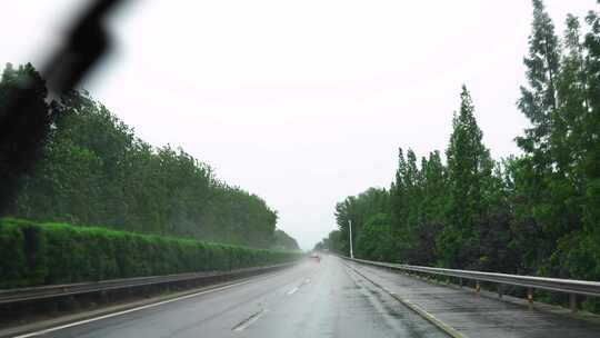 雨天公路开车第一视角