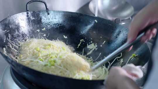 学校食堂厨师师傅大锅烧油炒菜