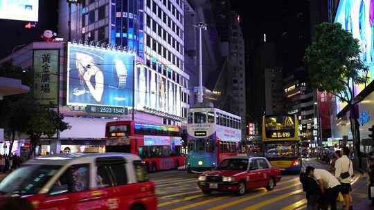 香港街道繁忙交通夜晚道路车流巴士汽车行驶