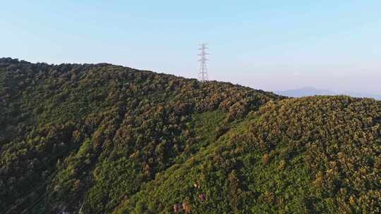 夏季山顶森林与高压线输电线路