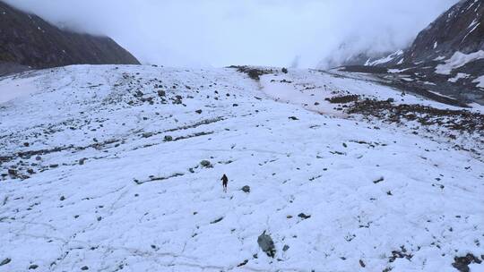 在雪山中行走