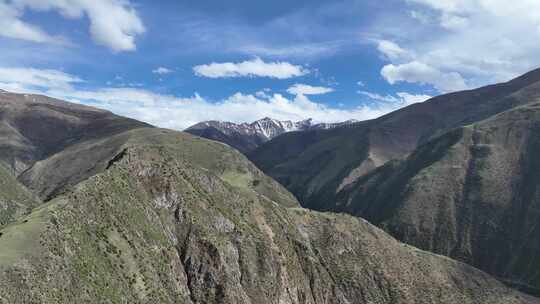 无人机航拍西藏那曲晴朗天气的高山风景