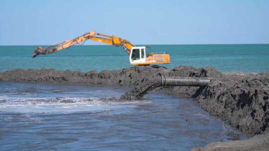 挖掘机在海滩挖掘视频素材模板下载