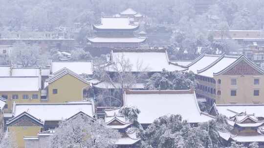 航拍武汉宝通寺雪景寺庙古刹