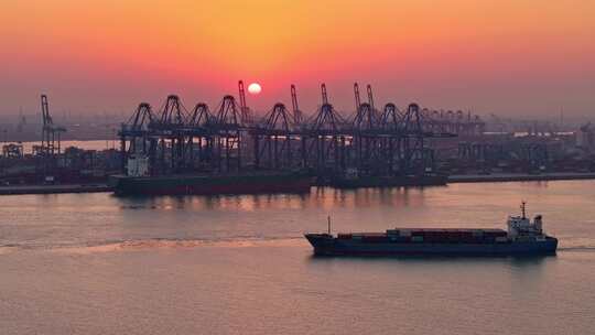 航拍天津港海上货运集装箱船