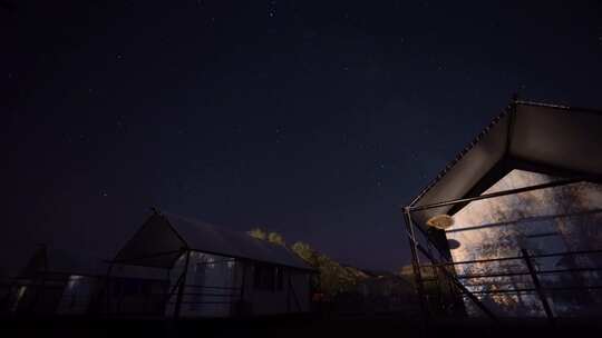 山东荣成海驴岛码头帐篷露营地的夜晚星空