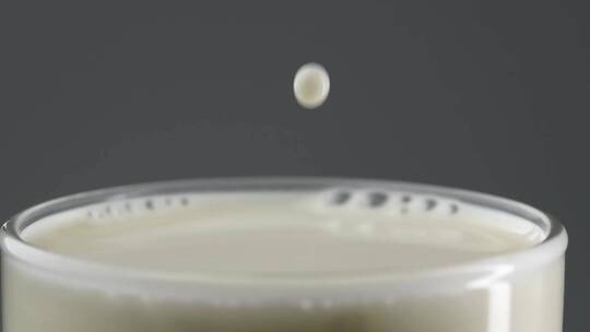 慢镜头特写一滴牛奶落到液面创意视频视频素材模板下载
