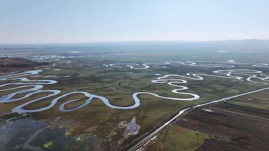 晨曦中草原蜿蜒河流 滦河源头闪电河