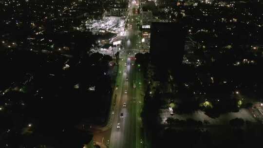 繁忙的城市十字路口和城市夜间空中道路