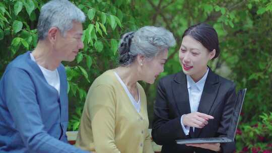 微笑服务 为老人讲解