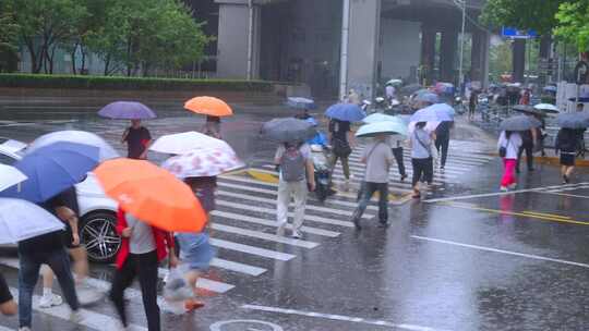 雨天城市行人脚步 雨伞 雨中行人