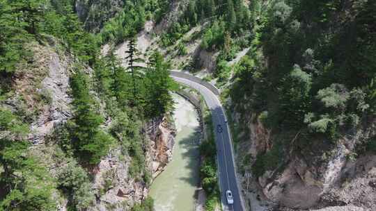 峡谷河流公路汽车航拍