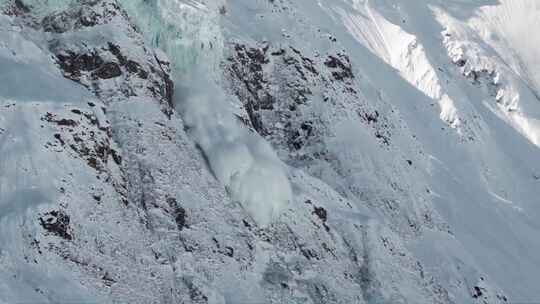 航拍雪崩新疆大雪山云雾缭绕雪景旅游