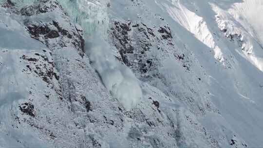 航拍雪崩新疆大雪山云雾缭绕雪景旅游视频素材模板下载