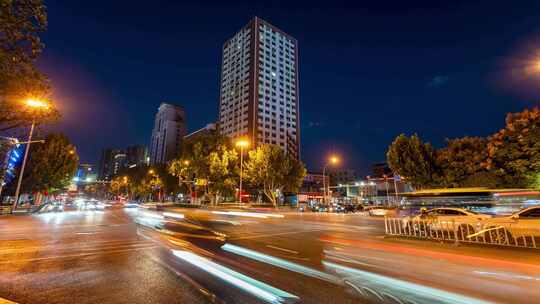 城市街道夜晚车流与高楼景象