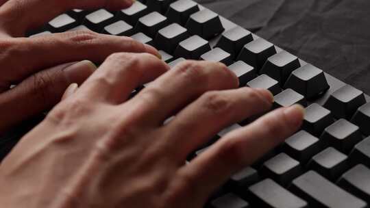 双手在机械键盘上快速打字，专注于手指、触视频素材模板下载