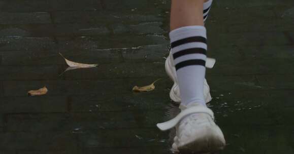 6K小女孩踩过雨后积水小孩玩水