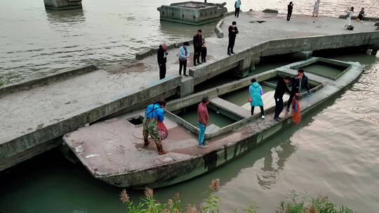 黄浦江打鱼人