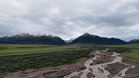 草原雪山河流俯瞰风景
