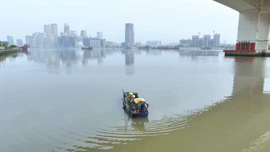 渔民乘船江中撒网捕鱼