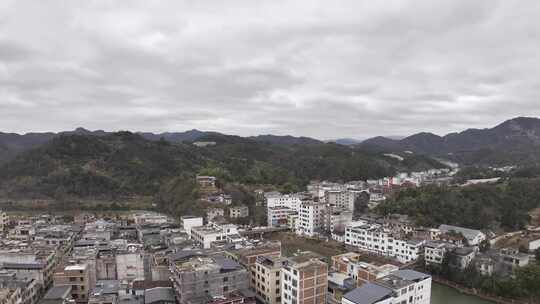 航拍祠堂上升到山水环绕的城镇全景