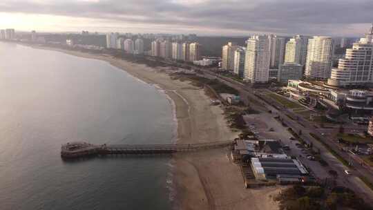 海滩和埃斯特角镇的高鸟瞰图，沿海公路和La Pastora码头。