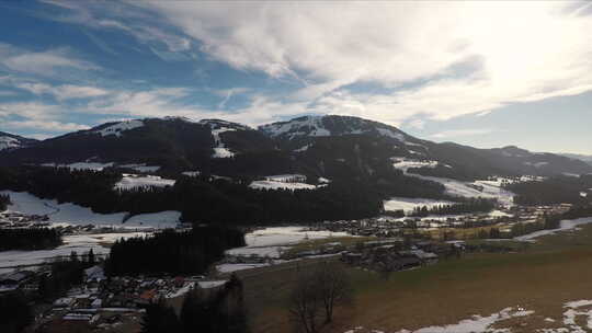 无人驾驶飞机飞越奥地利的瑞士阿尔卑斯山
