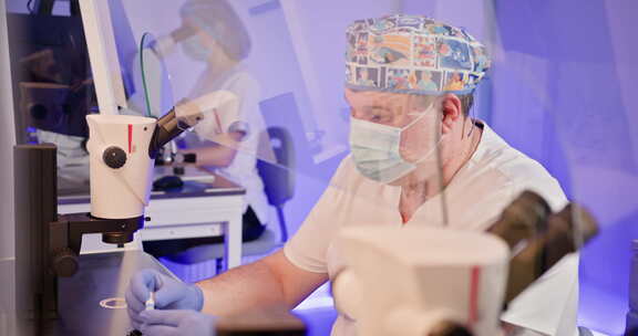 胚胎学家在实验室环境中进行体外受精程序