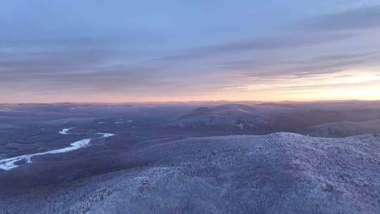 航拍大兴安岭林海雪原冻雾朝霞