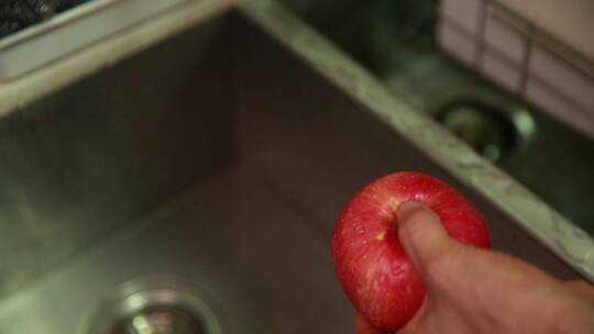 清洗苹果放在盘子里