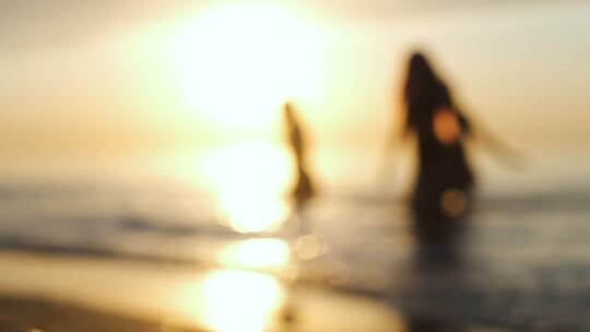 女人在沙滩上玩耍的虚化镜头