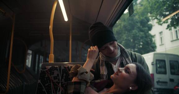 情侣坐在巴士上亲密